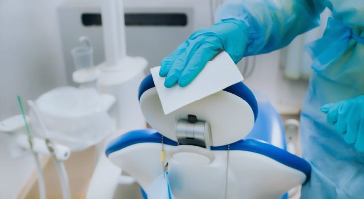 Soluções para limpeza e desinfecção de consultórios odontológicos.